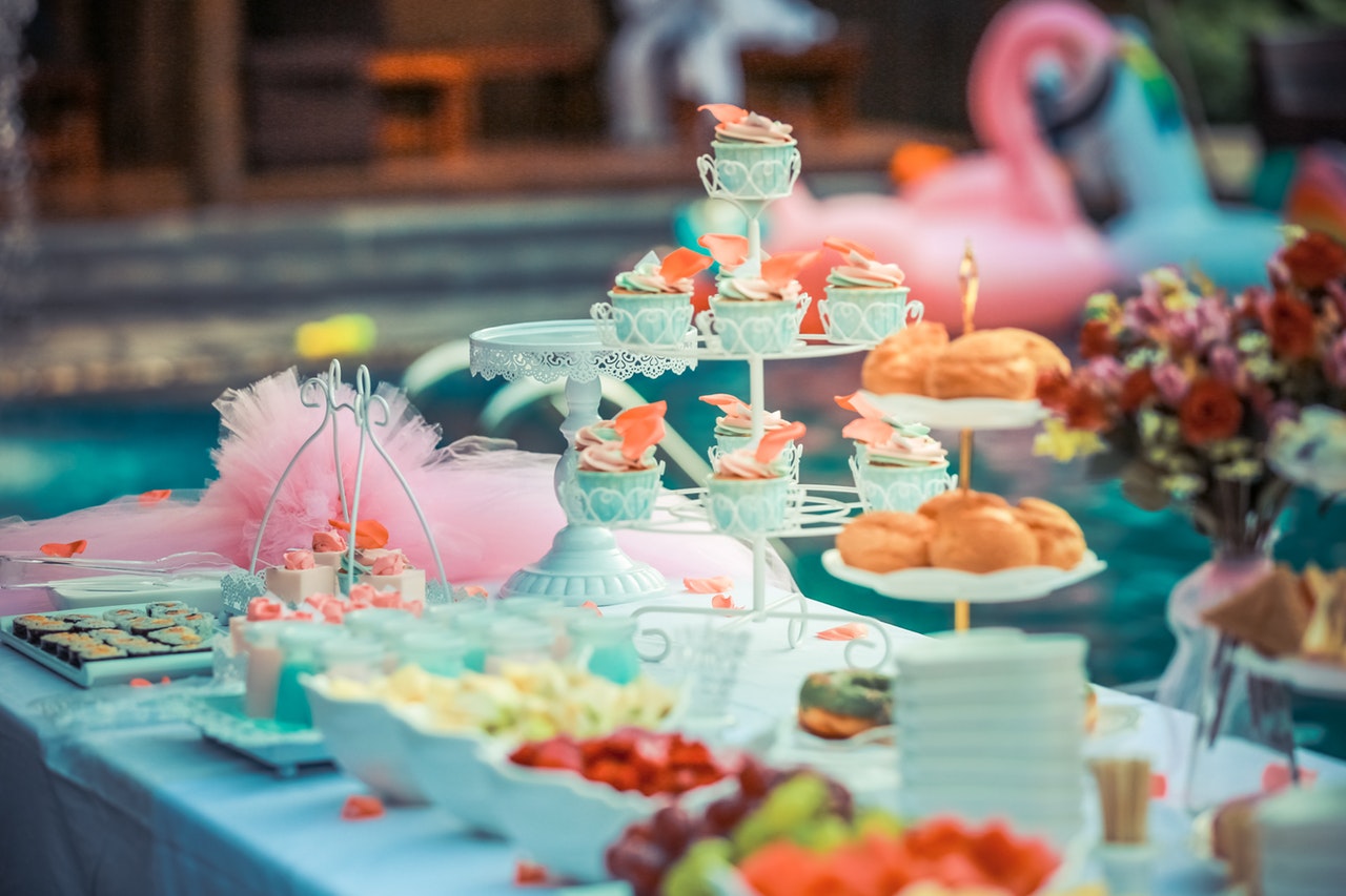 Buffet de fête turquoise sur le thème flamant rose
